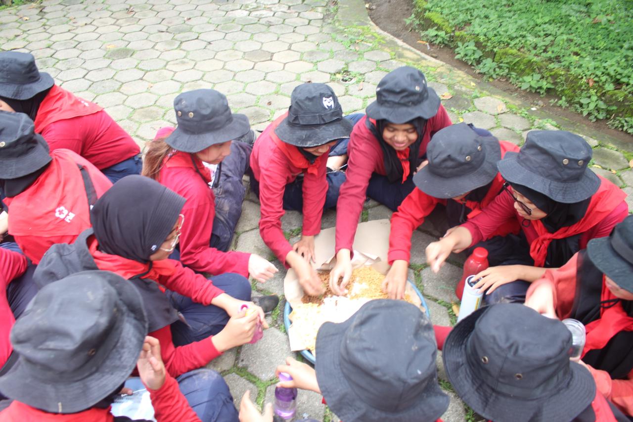 Makan tumpeng bersama